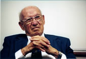 Ritratto di Peter Drucker, padre del management moderno
