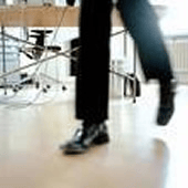 Un paio di gambe che si muovono all'interno di uno spazio lavorativo